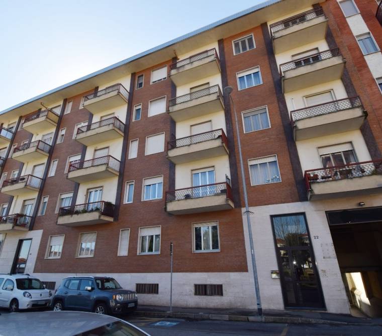 Pinerolo - Appartamento trilocale con box auto 
