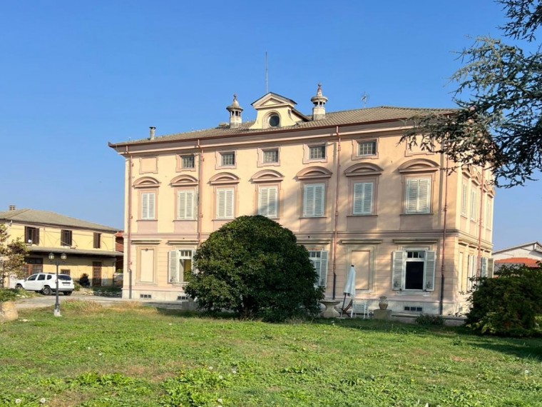 Pinerolo---Appartamento-in-Villa-al-piano-secondo-con-giardino-privato.