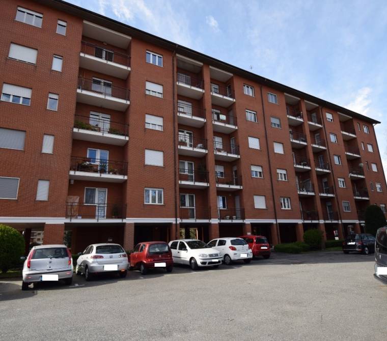 Pinerolo - Zona Tabona - Ampio alloggio ristrutturato con box.