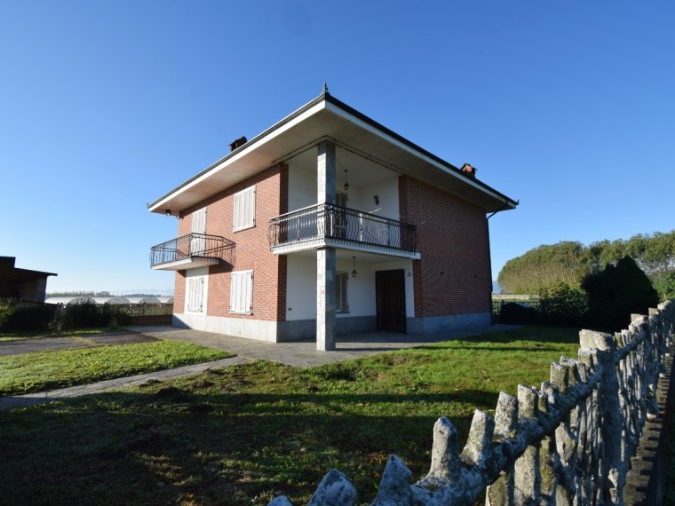 Vigone---Periferia---Casa-indipendente-sui-4-lati-con-giardino-privato-e-tettoia.