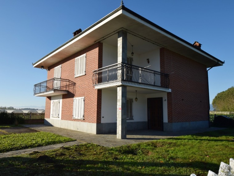 Vigone---Periferia---Casa-indipendente-sui-4-lati-con-giardino-privato-e-tettoia.