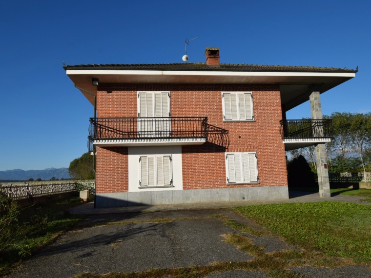 Vigone---Periferia---Casa-indipendente-sui-4-lati-con-giardino-privato-e-tettoia.