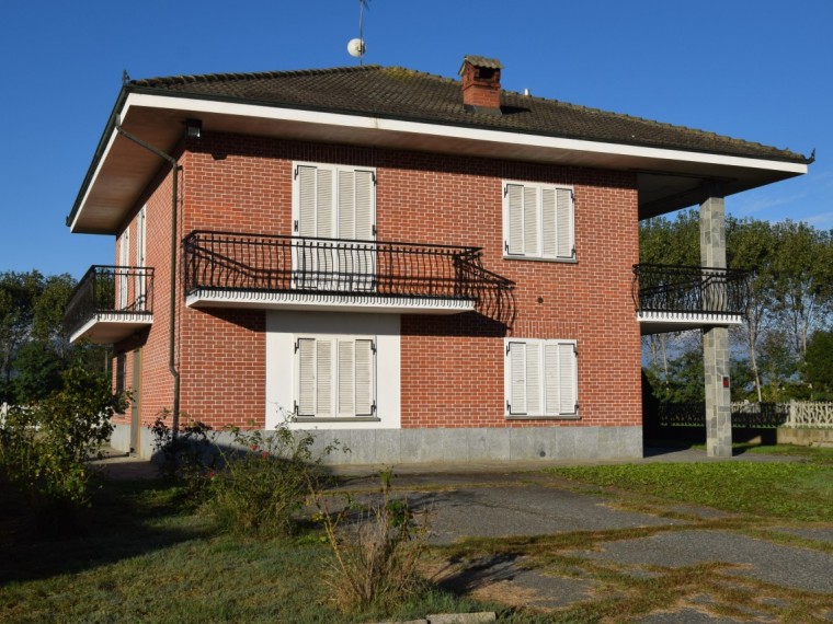 Vigone---Periferia---Casa-indipendente-sui-4-lati-con-giardino-privato-e-tettoia.