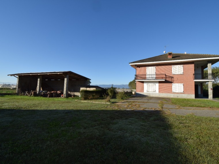 Vigone---Periferia---Casa-indipendente-sui-4-lati-con-giardino-privato-e-tettoia.