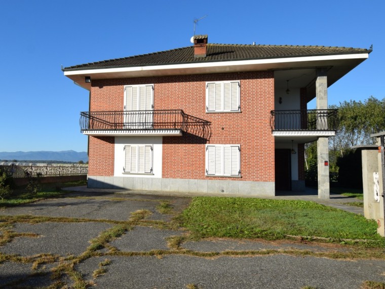Vigone---Periferia---Casa-indipendente-sui-4-lati-con-giardino-privato-e-tettoia.