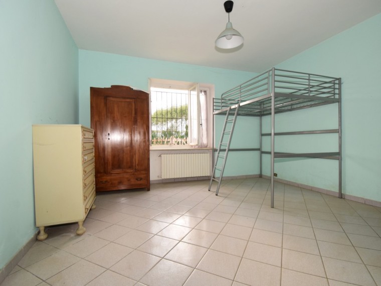 Vigone---Periferia---Casa-indipendente-sui-4-lati-con-giardino-privato-e-tettoia.