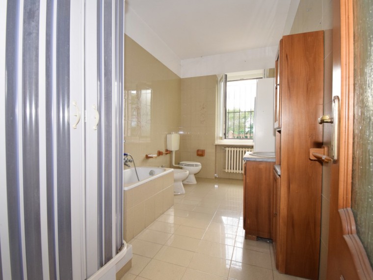 Vigone---Periferia---Casa-indipendente-sui-4-lati-con-giardino-privato-e-tettoia.