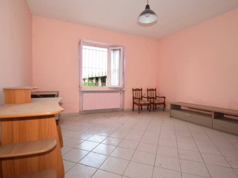 Vigone---Periferia---Casa-indipendente-sui-4-lati-con-giardino-privato-e-tettoia.