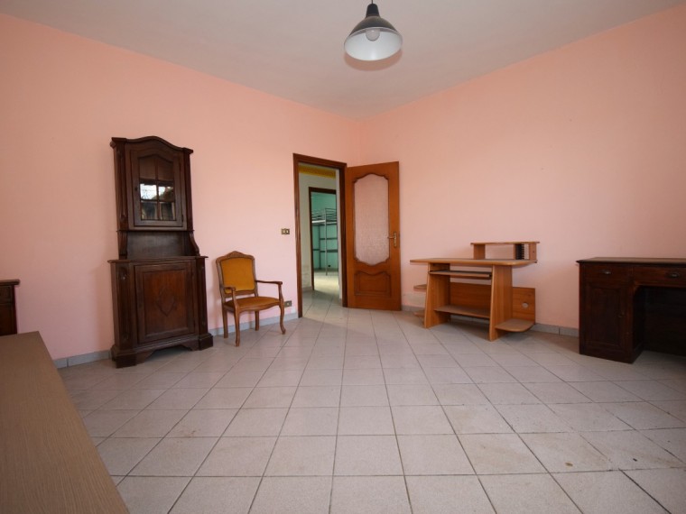 Vigone---Periferia---Casa-indipendente-sui-4-lati-con-giardino-privato-e-tettoia.