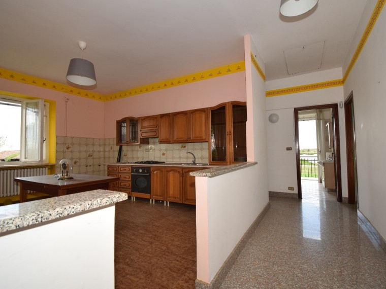 Vigone---Periferia---Casa-indipendente-sui-4-lati-con-giardino-privato-e-tettoia.
