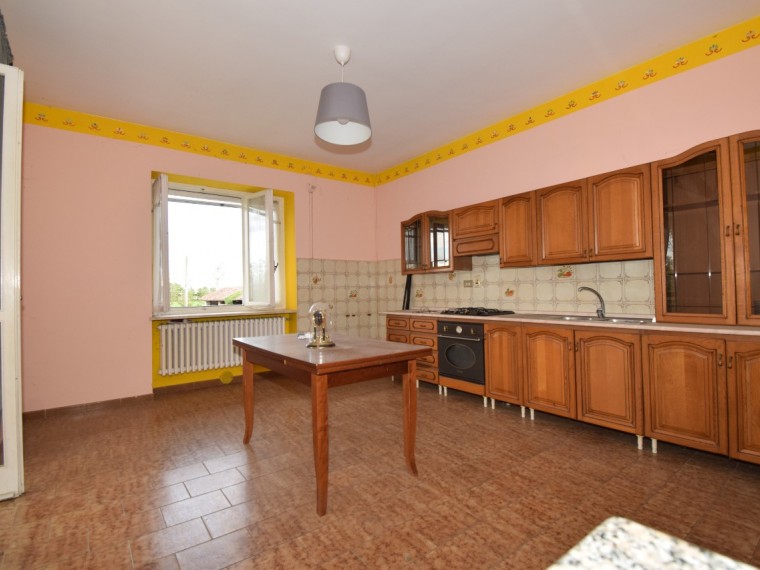 Vigone---Periferia---Casa-indipendente-sui-4-lati-con-giardino-privato-e-tettoia.
