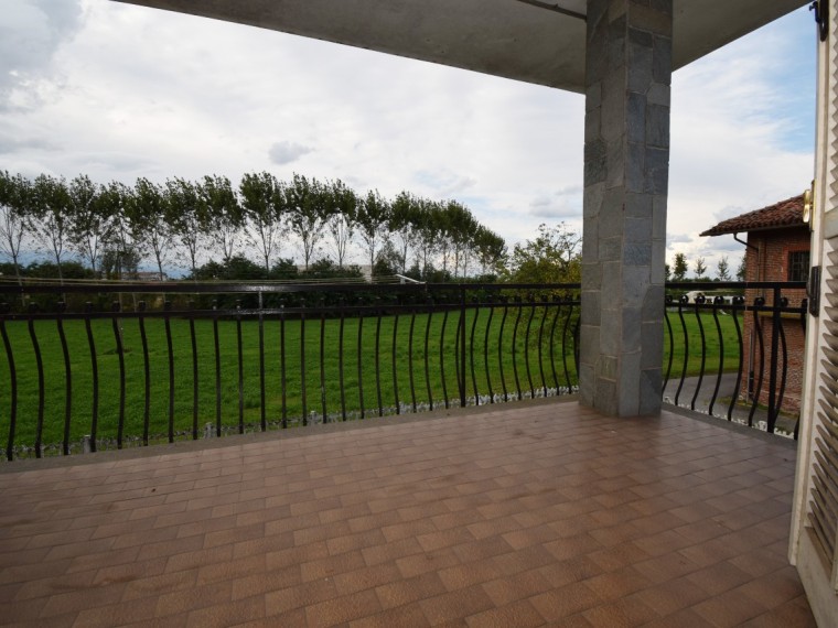 Vigone---Periferia---Casa-indipendente-sui-4-lati-con-giardino-privato-e-tettoia.