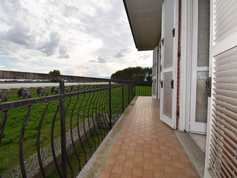 Vigone---Periferia---Casa-indipendente-sui-4-lati-con-giardino-privato-e-tettoia.