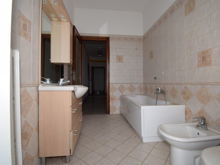 Vigone---Periferia---Casa-indipendente-sui-4-lati-con-giardino-privato-e-tettoia.