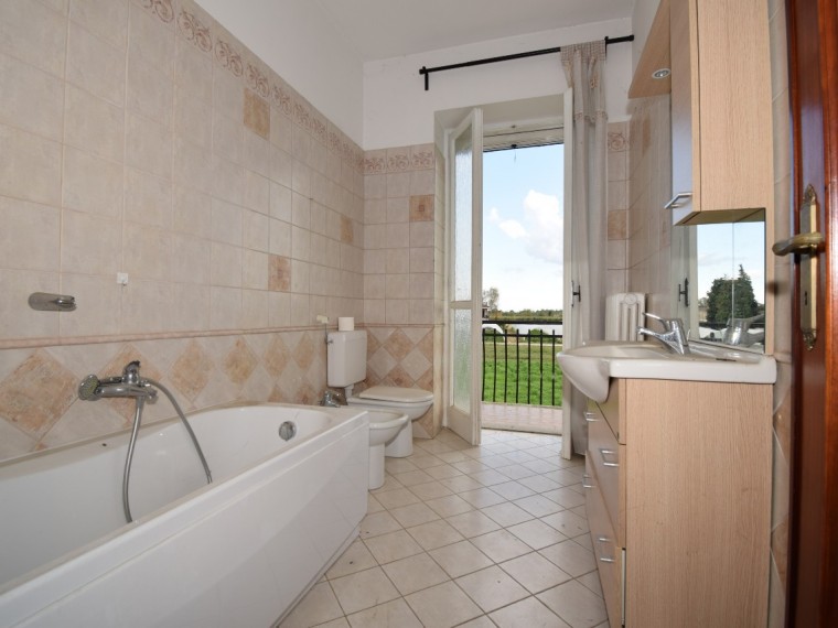 Vigone---Periferia---Casa-indipendente-sui-4-lati-con-giardino-privato-e-tettoia.