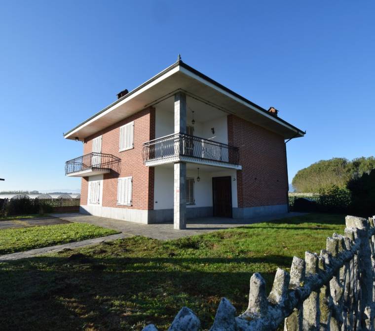 Vigone - Periferia - Casa indipendente sui 4 lati con giardino privato e tettoia.