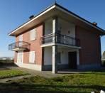 Vigone---Periferia---Casa-indipendente-sui-4-lati-con-giardino-privato-e-tettoia.