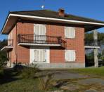 Vigone---Periferia---Casa-indipendente-sui-4-lati-con-giardino-privato-e-tettoia.