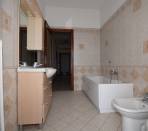 Vigone---Periferia---Casa-indipendente-sui-4-lati-con-giardino-privato-e-tettoia.