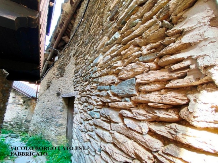 Fenestrelle---Rustico-con-magazzino-e-cortile-interno.