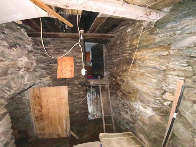 Fenestrelle---Rustico-con-magazzino-e-cortile-interno.