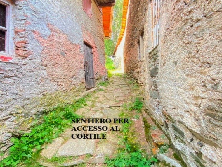 Fenestrelle---Rustico-con-magazzino-e-cortile-interno.