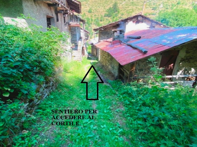 Fenestrelle---Rustico-con-magazzino-e-cortile-interno.