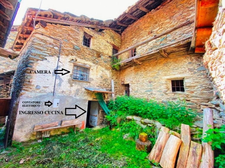 Fenestrelle---Rustico-con-magazzino-e-cortile-interno.