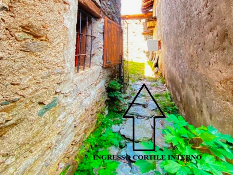 Fenestrelle---Rustico-con-magazzino-e-cortile-interno.