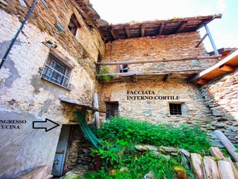 Fenestrelle---Rustico-con-magazzino-e-cortile-interno.