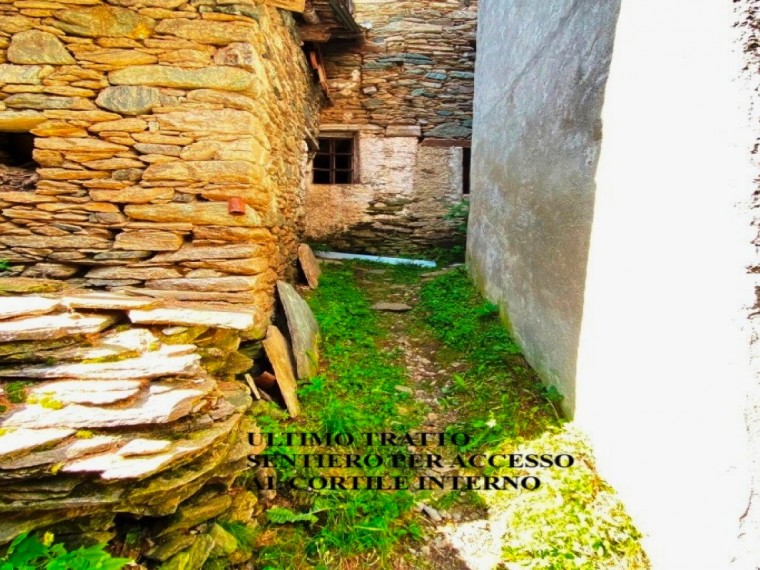 Fenestrelle---Rustico-con-magazzino-e-cortile-interno.