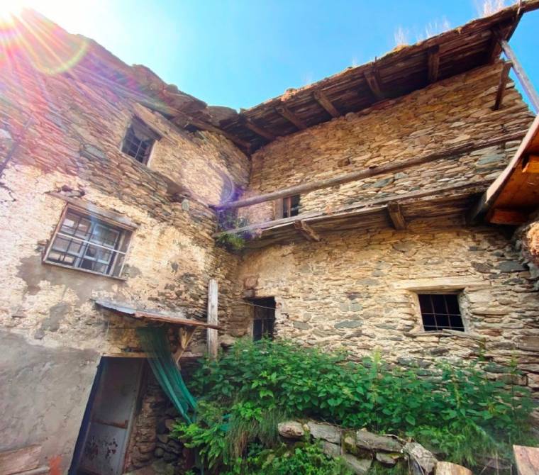 Fenestrelle - Rustico con magazzino e cortile interno.