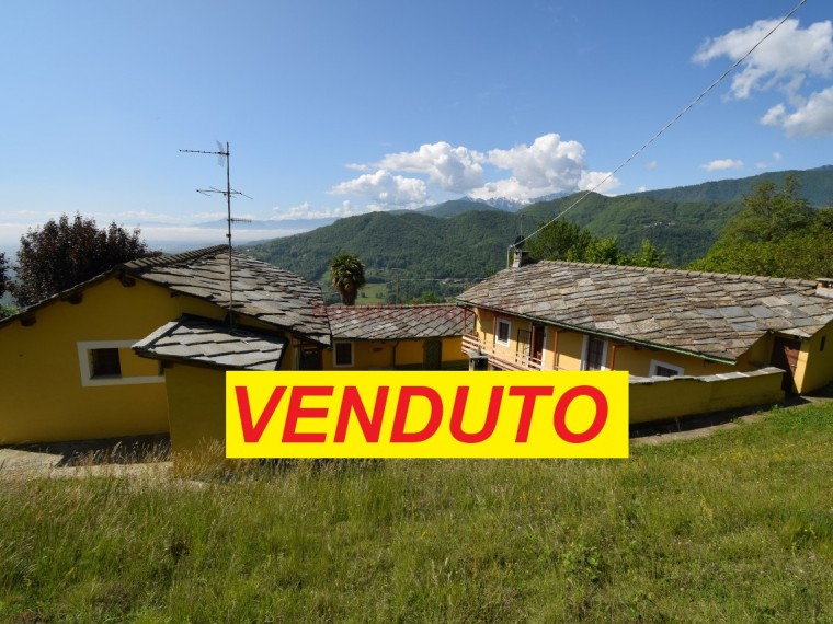 Pinerolo-complesso-con-tre-case-indipendenti-e-terreno-circostante