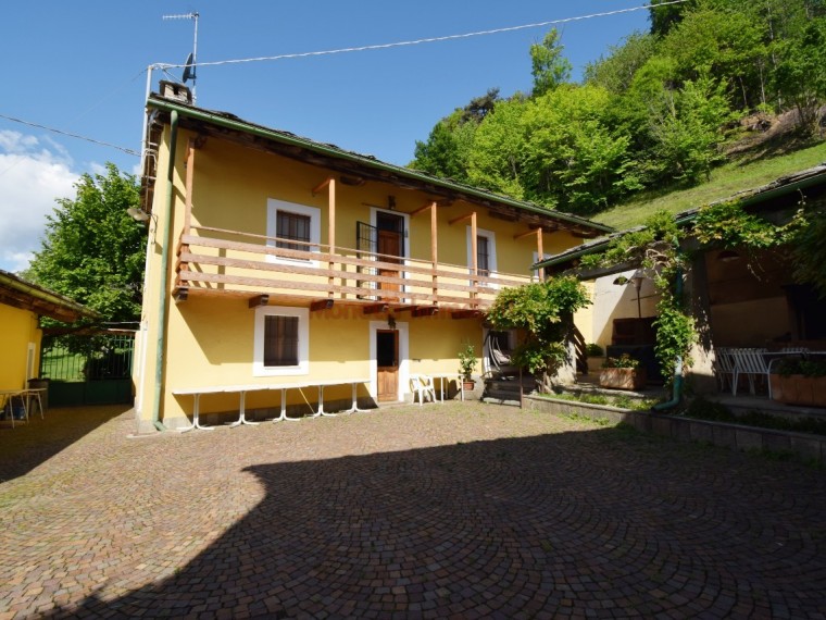 Pinerolo-complesso-con-tre-case-indipendenti-e-terreno-circostante