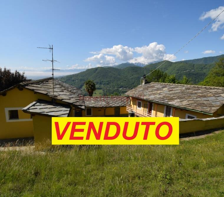 Pinerolo complesso con tre case indipendenti e terreno circostante