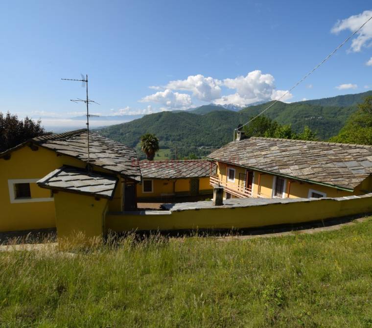 Pinerolo complesso con tre case indipendenti e terreno circostante
