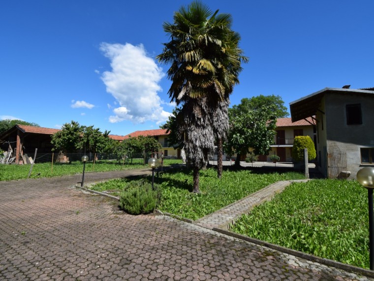 Pinerolo---Baudenasca---Complesso-immobiliare-costituito-da-diversi-fabbricati-e-ampio-giardino.