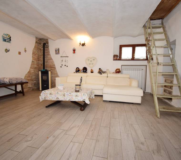 Cavour - Fraz. Zucchea - Casale completamente ristrutturato più altro fabbricato e terreno