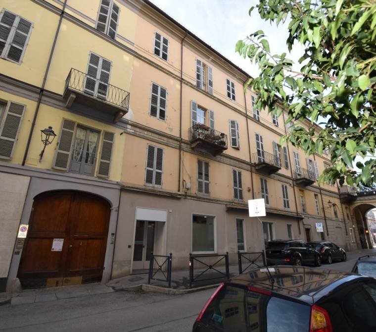 Pinerolo - Centralissimo alloggio di circa 88 mq con riscaldamento autonomo.