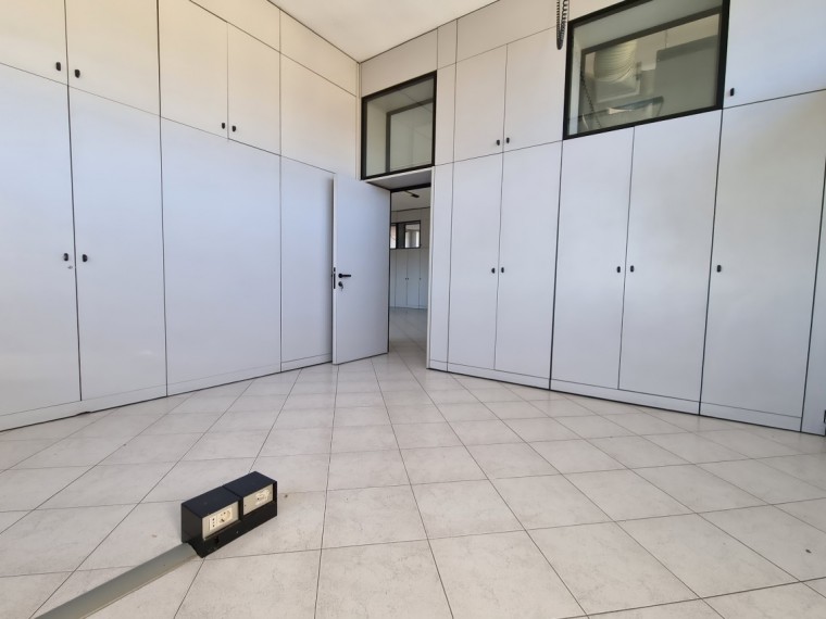 Pinerolo---Laboratorio-con-uffici