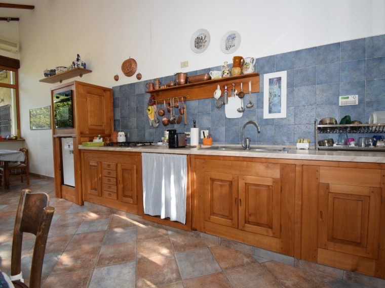 Pinerolo---Casa-bifamiliare-con-locali-accessori-e-parco-secolare