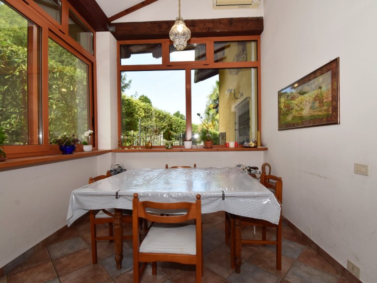 Pinerolo---Casa-bifamiliare-con-locali-accessori-e-parco-secolare