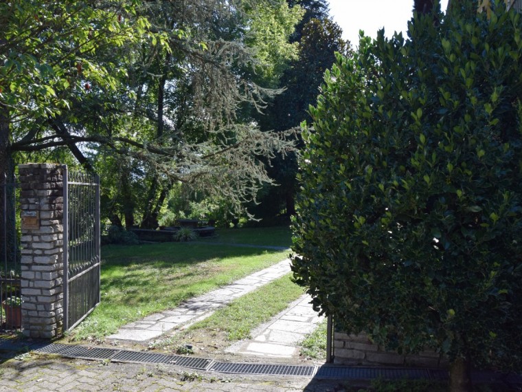 Pinerolo---Casa-bifamiliare-con-locali-accessori-e-parco-secolare