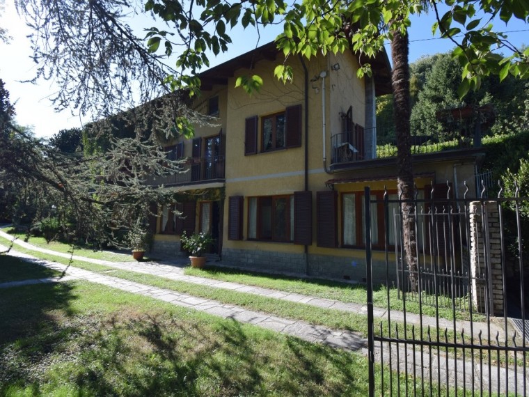 Pinerolo---Casa-bifamiliare-con-locali-accessori-e-parco-secolare