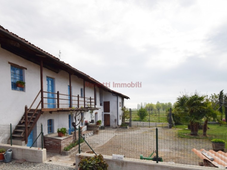 Pinerolo-Periferia-Cascinale-da-ristrutturare-con-cortile-e-ampio-giardino