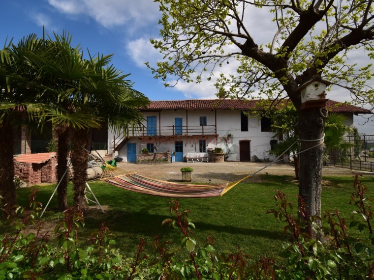 Pinerolo-Periferia-Cascinale-da-ristrutturare-con-cortile-e-ampio-giardino