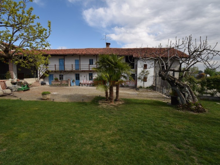 Pinerolo-Periferia-Cascinale-da-ristrutturare-con-cortile-e-ampio-giardino