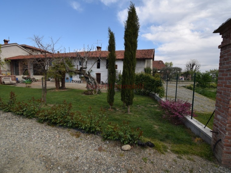 Pinerolo-Periferia-Cascinale-da-ristrutturare-con-cortile-e-ampio-giardino