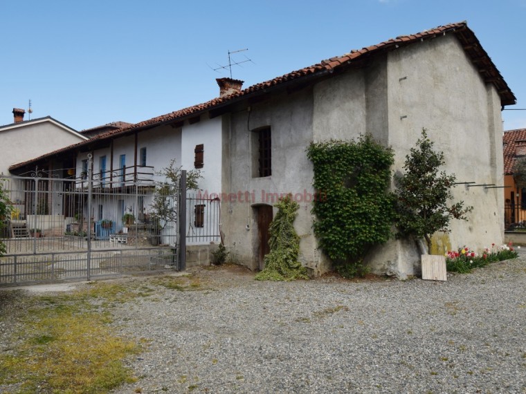 Pinerolo-Periferia-Cascinale-da-ristrutturare-con-cortile-e-ampio-giardino