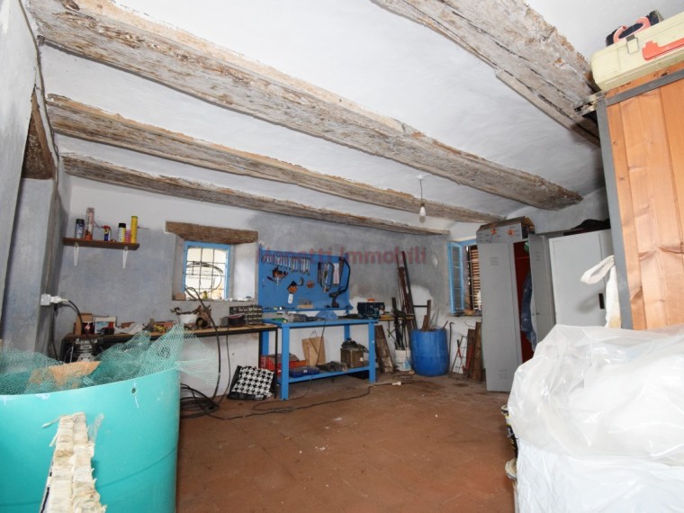 Pinerolo-Periferia-Cascinale-da-ristrutturare-con-cortile-e-ampio-giardino
